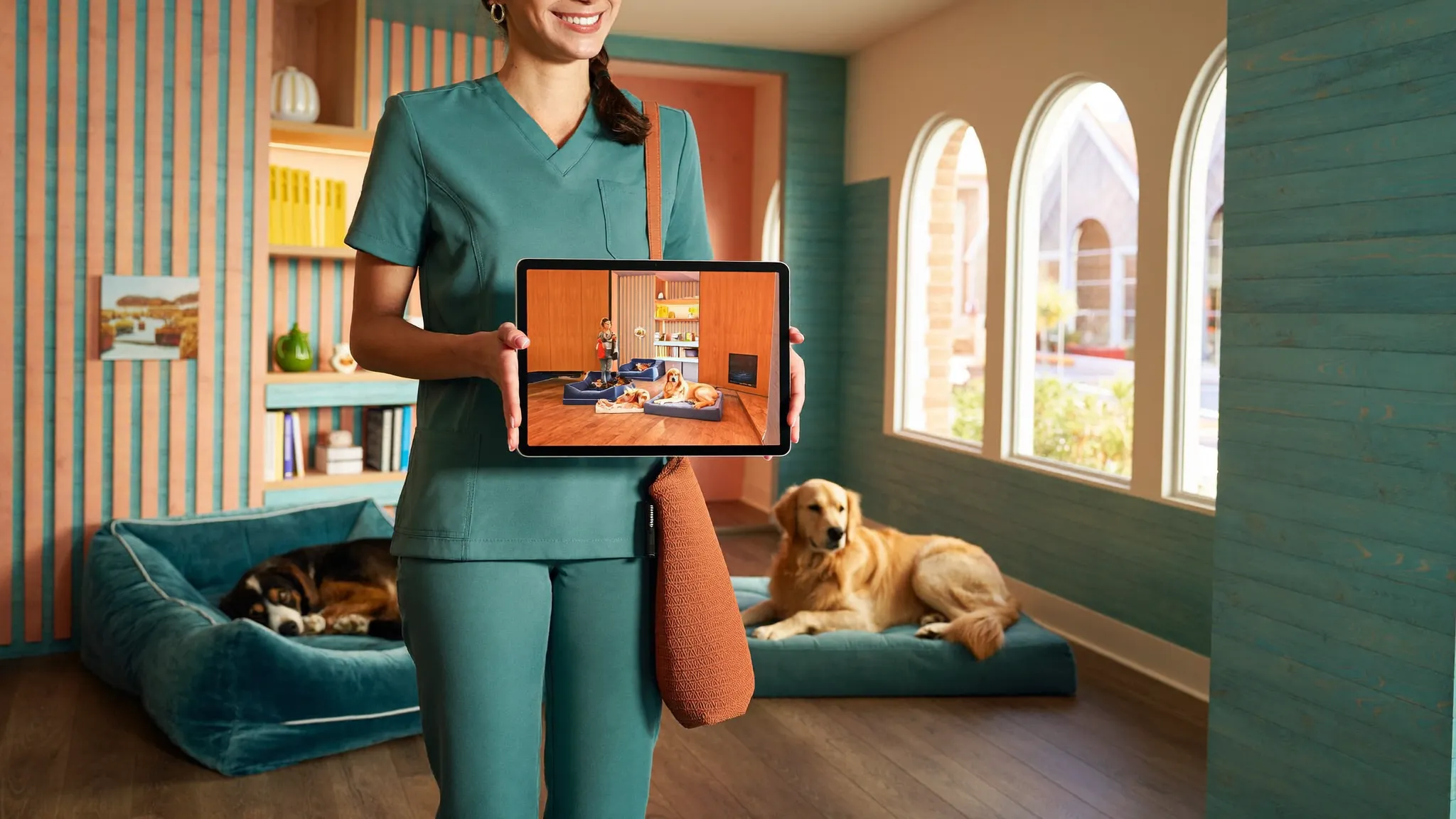 Profissional de hotel pet com tablet e cachorros descansando ao fundo
